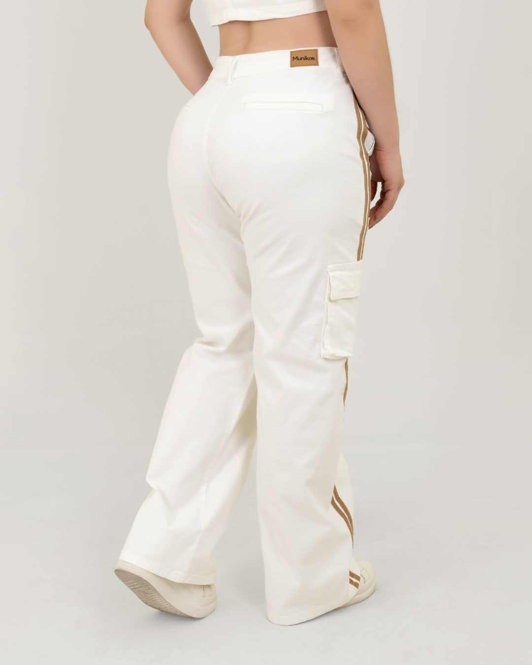 Set Pantalon Cargo + Chaleco blanco con lineas doradas