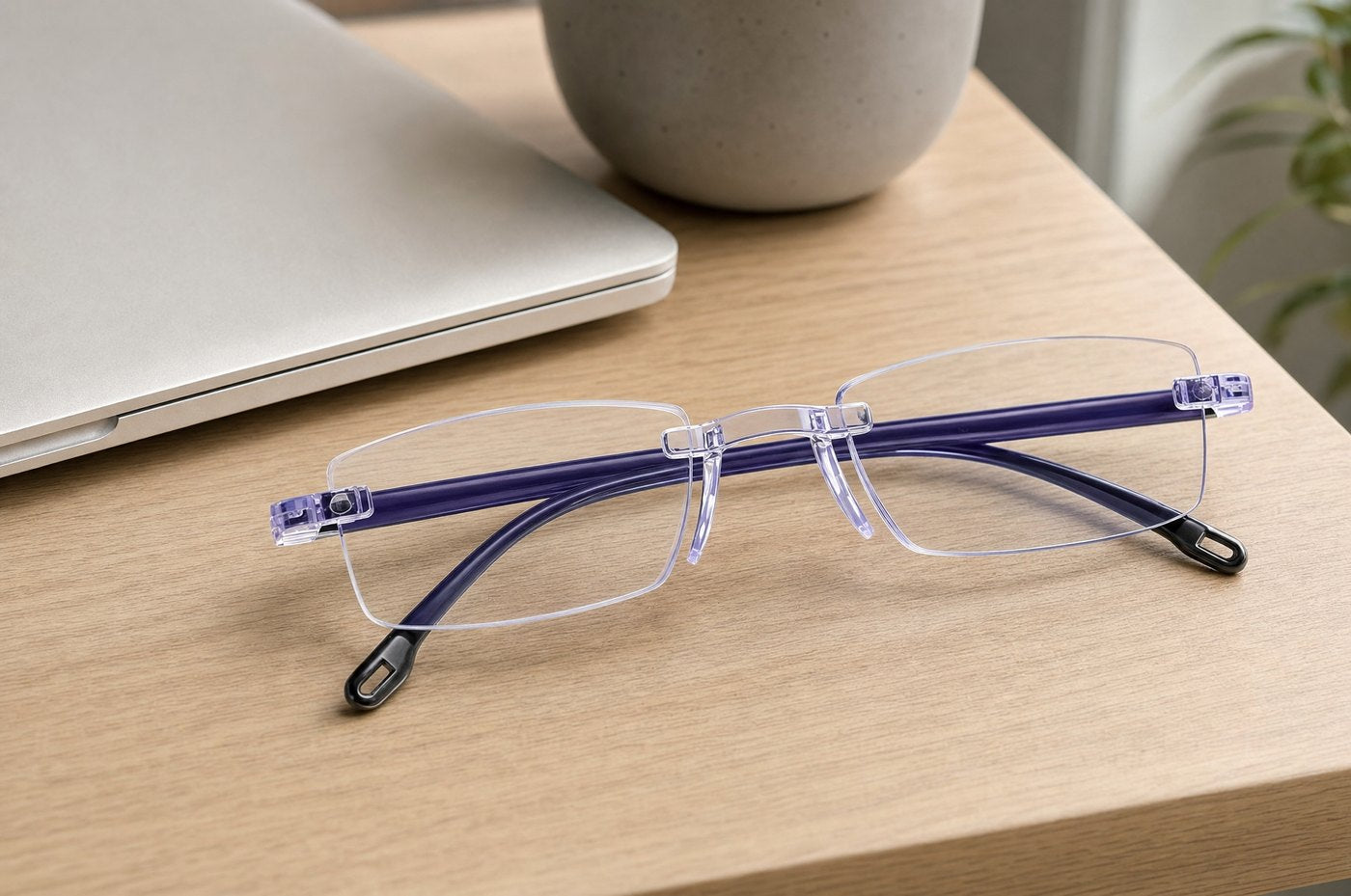 Gafas antiluz sobre un escritorio junto a un computador