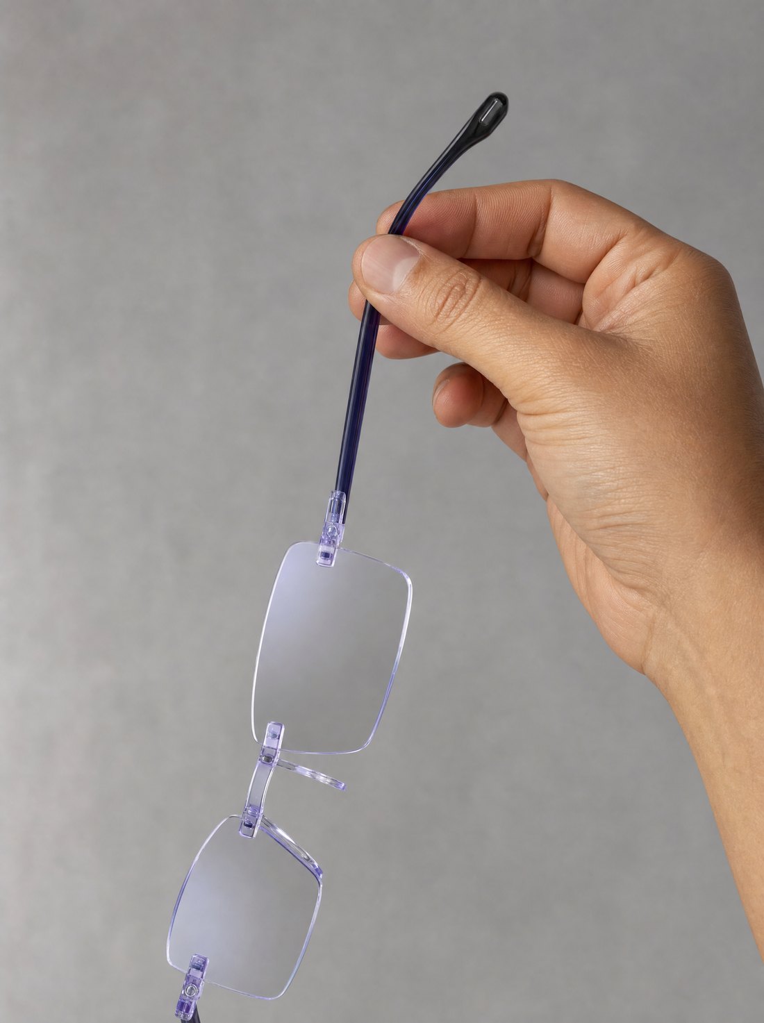 Gafas antiluz sostenidas en la mano