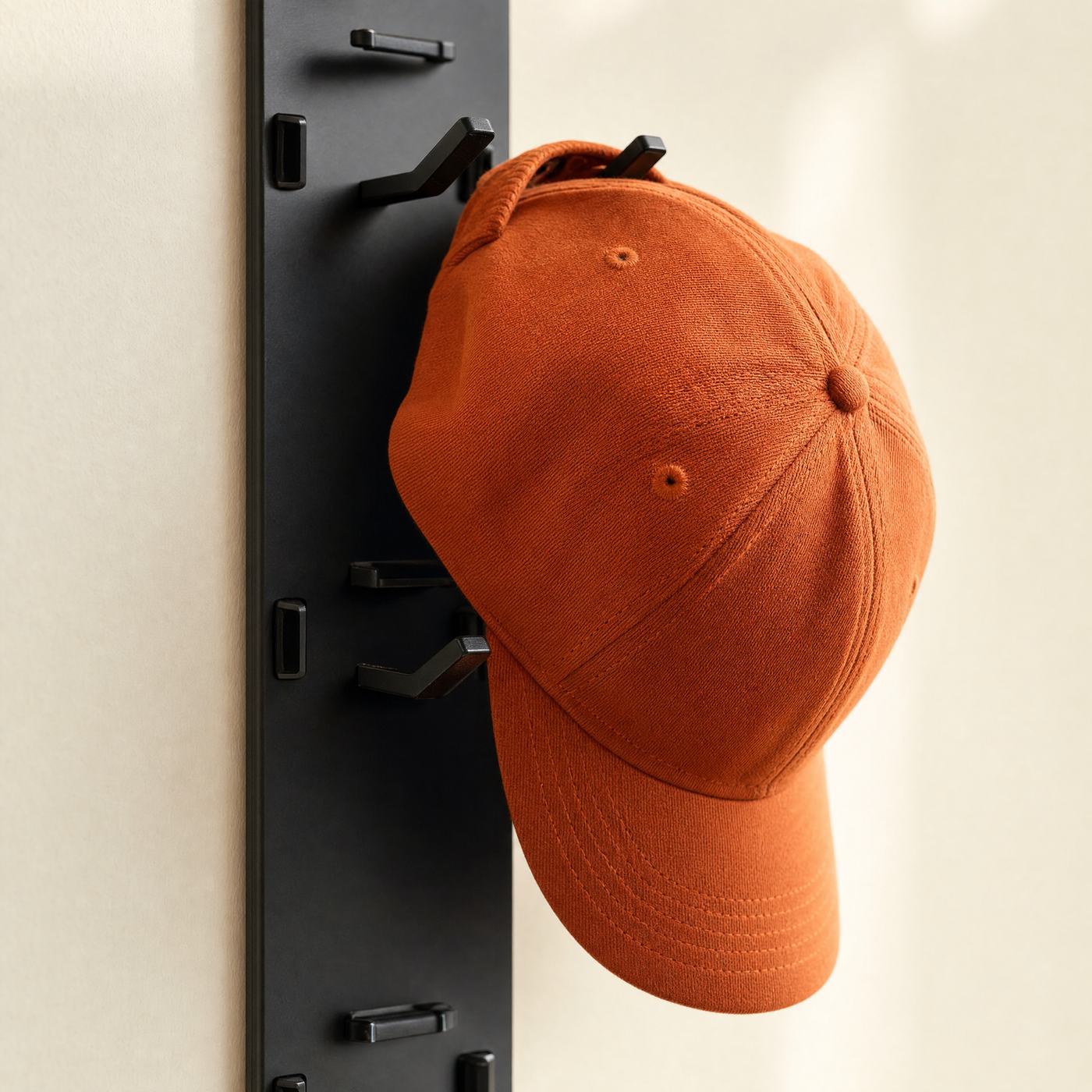 Macro del gancho del organizador sosteniendo una gorra por la copa
