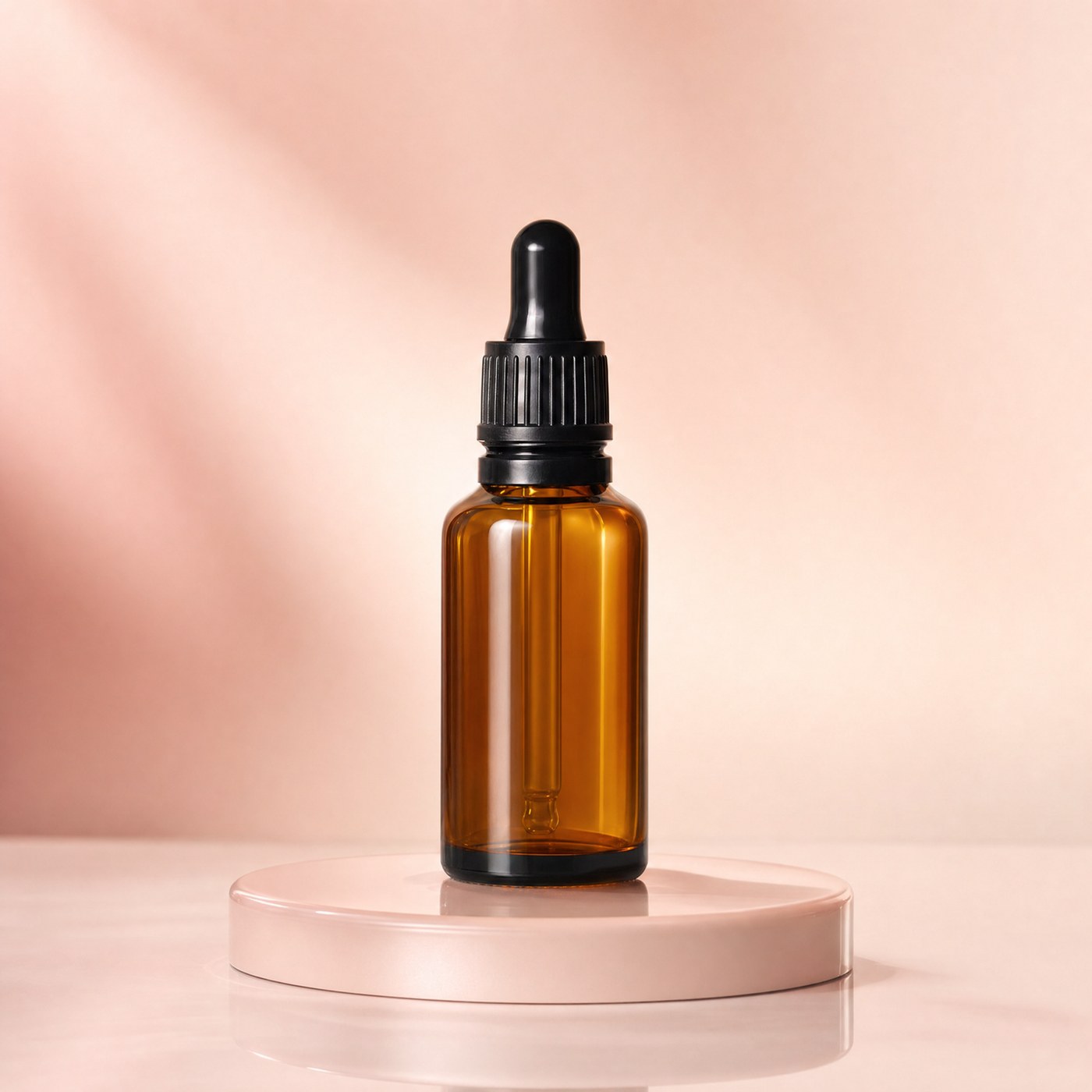 Suero Cuidado de Uñas, producto limpio sobre pedestal rosado
